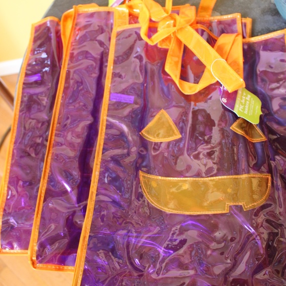 New Halloween Bundle, 3 bags, 3 runners and 3 giant spider web - Picture 8 of 9